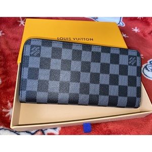 Authentic Louis Vuitton Zippy Wallet
